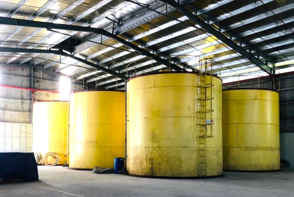 Hệ thống bồn chứa ethanol công nghiệp lớn của VCARGO được sử dụng để lưu trữ và phân phối cồn ethanol trong quá trình sản xuất.