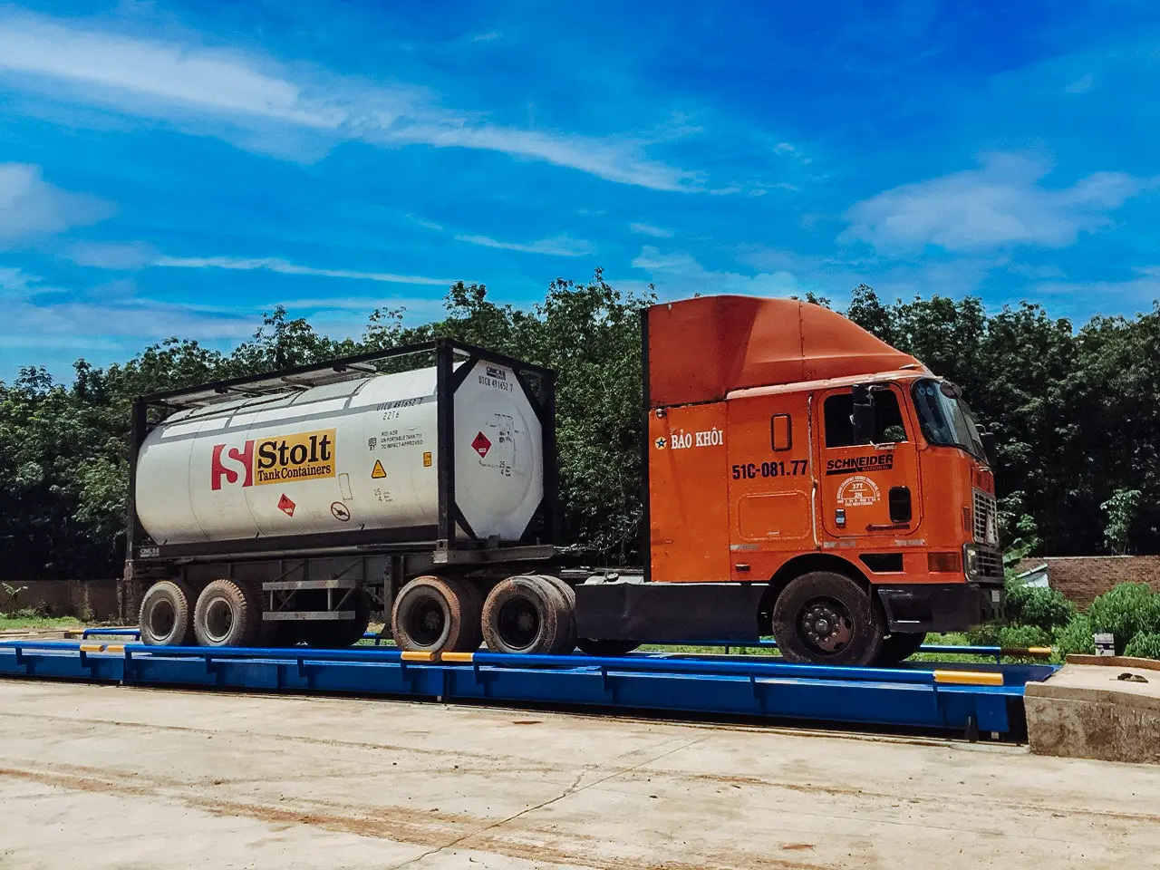 Xe tải chở container đang được cân để vận chuyển số lượng lớn ethanol. Vận chuyển hàng hóa công nghiệp bằng xe tải chuyên dụng.
