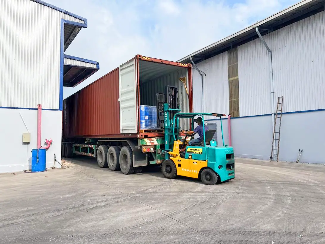 Xe nâng vận chuyển thùng hóa chất, ethanol từ container tại nhà kho doanh nghiệp VCARGO